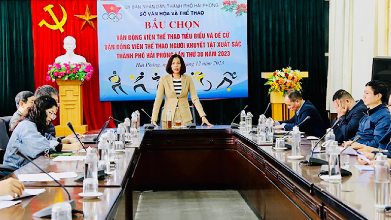 Phó Giám đốc Sở Văn hóa-Thể thao Hải Phòng Phạm Thị Tô Trang phát biểu tại cuộc bầu chọn vận động viên tiêu biểu.