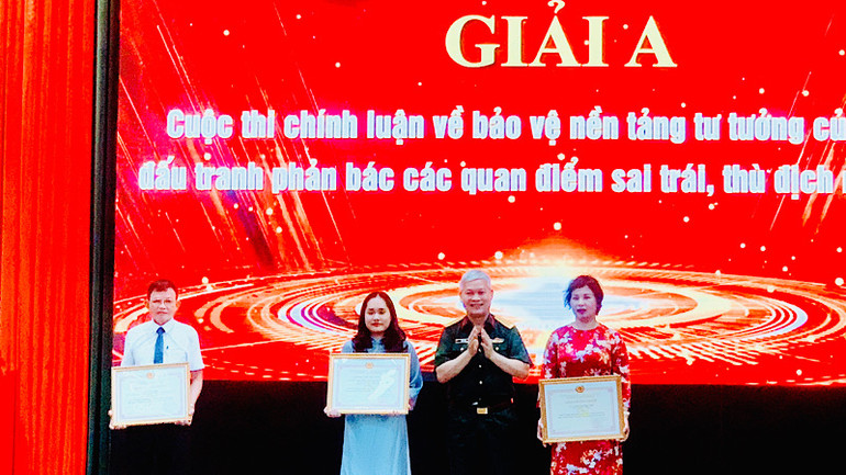 Các tác giả có tác phẩm xuất sắc được trao giải A. Các tác giả có tác phẩm xuất sắc được trao giải A.