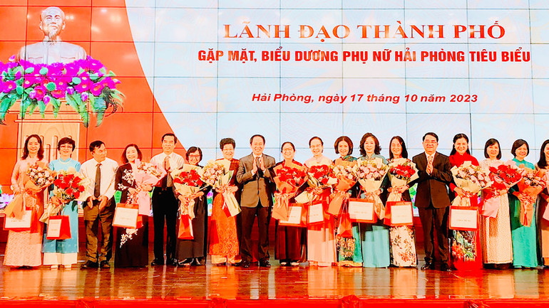 Lãnh đạo thành phố Hải Phòng chúc mừng và tặng hoa các phụ nữ tiêu biểu.