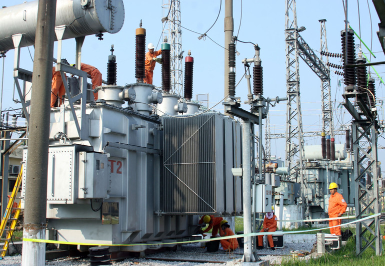 Trước mùa nắng nóng, Điện lực Hải Phòng đã tập trung hoàn thành các công trình đầu tư xây dựng cơ bản, sửa chữa lớn, nâng cấp hệ thống truyền tải và cấp điện.
