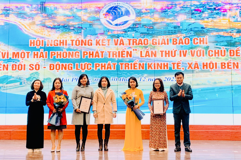 Ban tổ chức trao giải cho các tác giả có tác phẩm đoạt giải báo chí "Vì một Hải Phòng phát triển" lần thứ 4.