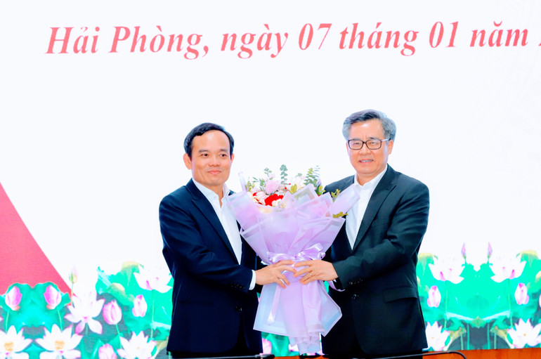 Đồng chí Nguyễn Quang Dương, Phó Trưởng Ban Tổ chức Trung ương tặng hoa chúc mừng đồng chí Trần Lưu Quang, Phó Thủ tướng Chính phủ. Đồng chí Nguyễn Quang Dương, Phó Trưởng Ban Tổ chức Trung ương tặng hoa chúc mừng đồng chí Trần Lưu Quang, Phó Thủ tướng Chính phủ.