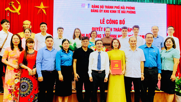 Các đại biểu chụp ảnh lưu niệm với chi bộ mới thành lập.