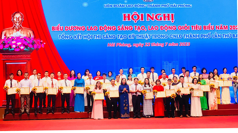Các gương lao động giỏi tiêu biểu được thành phố Hải Phòng tôn vinh.
