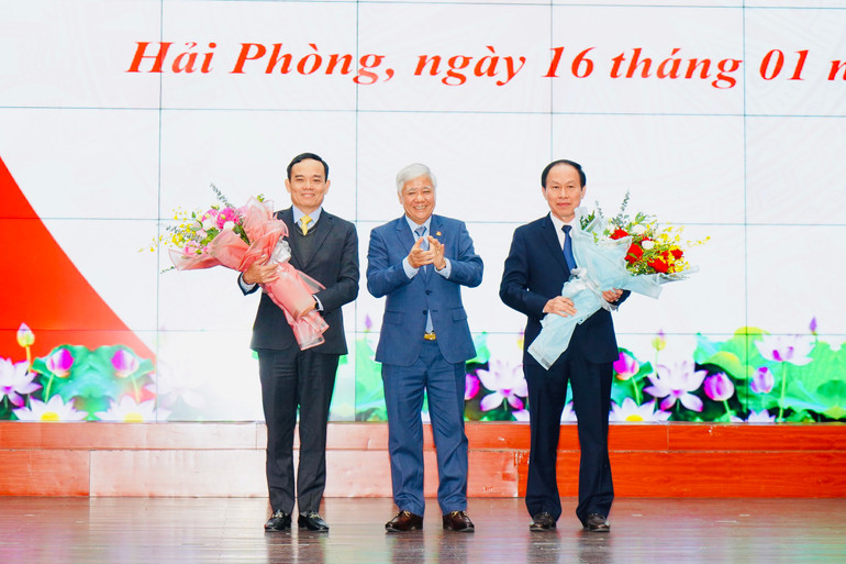 Đồng chí Đỗ Văn Chiến, Bí thư Trung ương Đảng, Chủ tịch Ủy ban Trung ương MTTQ Việt Nam tặng hoa chúc mừng đồng chí Trần Lưu Quang, Phó Thủ tướng Chính phủ và đồng chí Lê Tiến Châu, tân Bí thư Thành ủy Hải Phòng