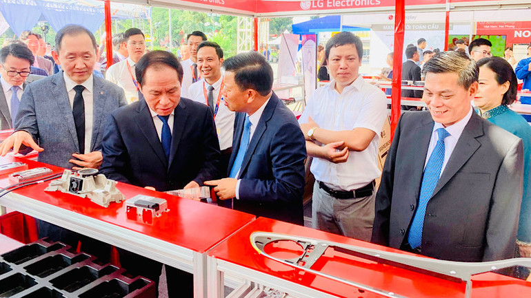 Lãnh đạo thành phố và Kocham Hải Phòng tham quan các sản phẩm của doanh nghiệp hỗ trợ cung ứng cho doanh nghiệp FDI.