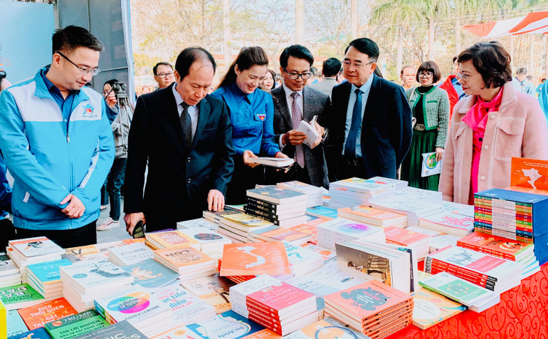 Lãnh đạo thành phố Hải Phòng cùng các đại biểu, đông đảo đoàn viên, thanh niên và nhân dân tham quan khu trưng bày sách.