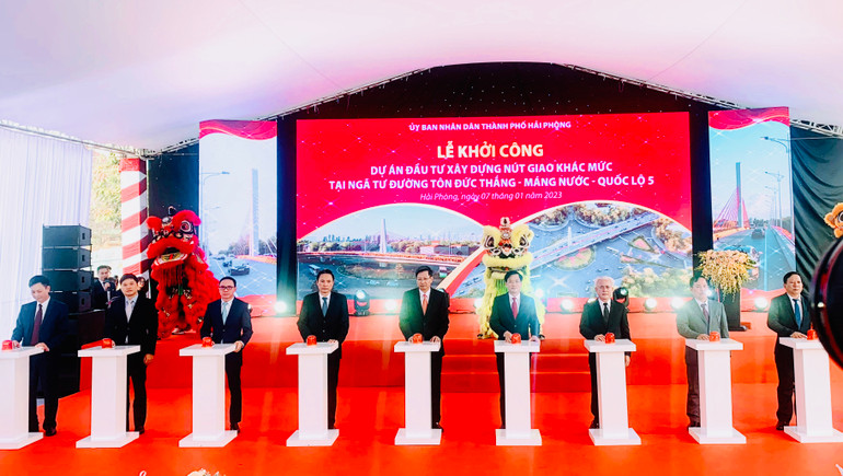 Quang cảnh khởi công nút giao khác mức tại ngã tư đường Tôn Đức Thắng-Máng Nước-Quốc lộ 5.