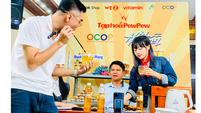 Giới thiệu sản phẩm mật ong rừng ngập mặn Tùng Hằng cùng chủ nhân (người ngồi giữa) của sản phẩm trên nền tảng TikTok.