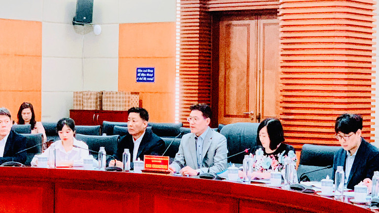 Giáo sư Choi Chang Yong phát biểu tại buổi làm việc.