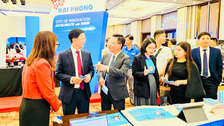 Các đại biểu tham quan các gian trưng bày sản phẩm về khoa học công nghệ.