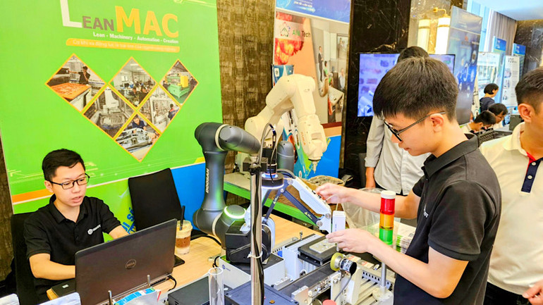 Trưng bày các sản phẩm khoa học công nghệ.