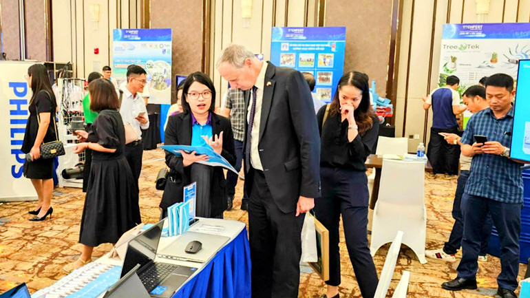 Khách quốc tế quan tâm tới các sản phẩm đổi mới sáng tạo của Hải Phòng.