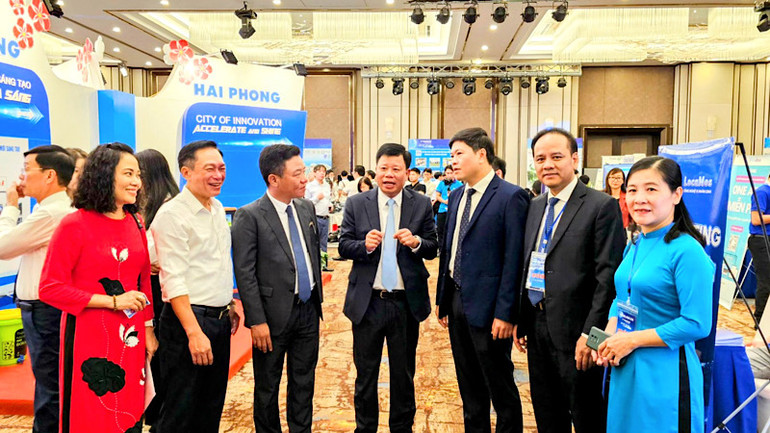 Các đại biểu trao đổi về các sản phẩm đổi mới sáng tạo.