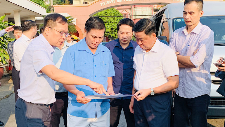 Lãnh đạo thành phố Hải Phòng, quận Ngô Quyền và các đơn vị liên quan kiểm tra thực địa khu vực giải phóng mặt bằng.