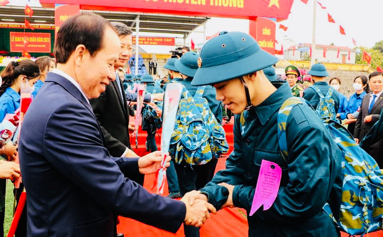 Đồng chí Lê Tiến Châu, Ủy viên Trung ương Đảng, Bí thư Thành ủy Hải Phòng tặng hoa các tân binh huyện An Dương lên đường nhập ngũ.