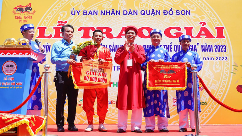 Trao giải Nhì tặng ông Lưu Đình Dũng-chủ trâu số 9.