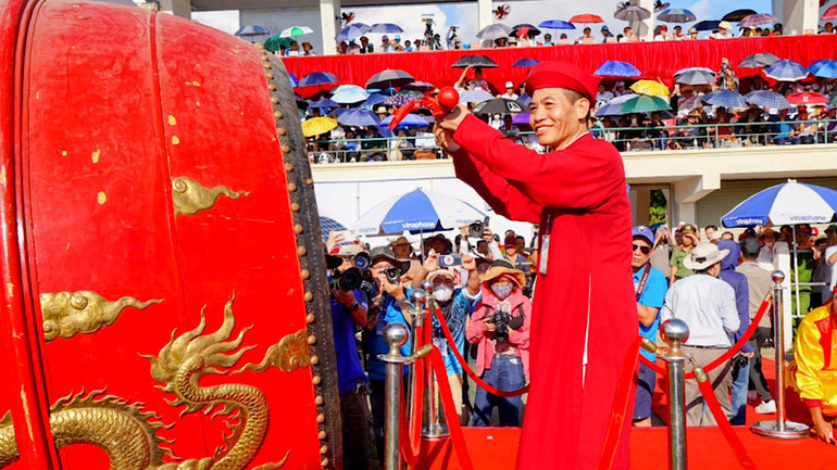 Trống hội rộn vang.