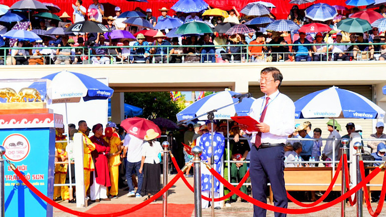 Chủ tịch Ủy ban nhân dân quận Đồ Sơn Trần Khắc Kiên khai mạc Lễ hội chọi trâu truyền thống năm 2023.