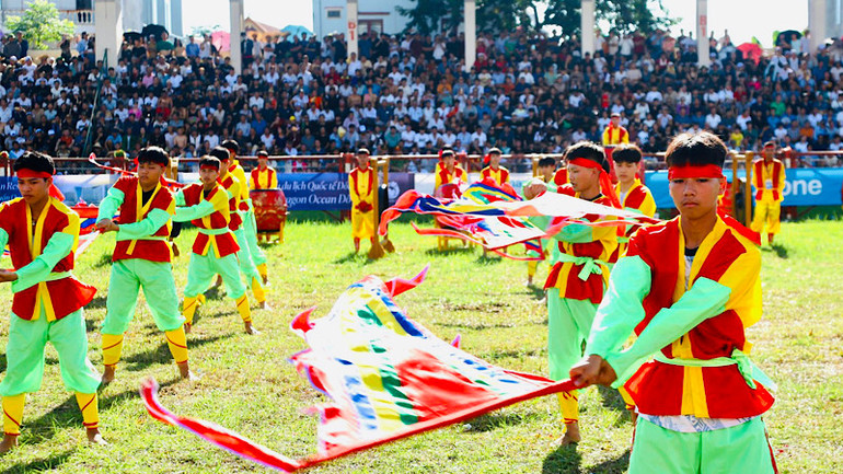 Màn múa cờ mạnh mẽ, uyển chuyển của trai tráng Đồ Sơn.