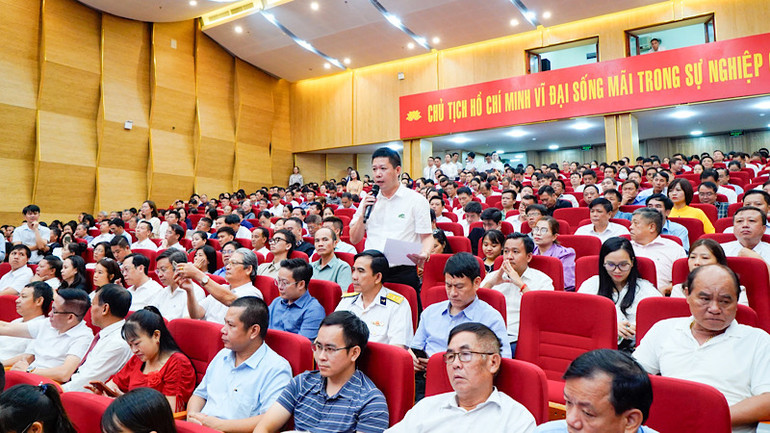 Các doanh nghiệp phát biểu nêu ý kiến, kiến nghị. Các doanh nghiệp phát biểu nêu ý kiến, kiến nghị.