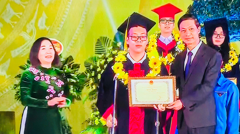 Lãnh đạo thành phố biểu dương, trao bằng khen tặng học sinh, sinh viên tiêu biểu. Lãnh đạo thành phố biểu dương, trao bằng khen tặng học sinh, sinh viên tiêu biểu.