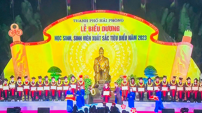 Lĩnh vực giáo dục-đào tạo của Hải Phòng gặt hái nhiều thành công. Lĩnh vực giáo dục-đào tạo của Hải Phòng gặt hái nhiều thành công.