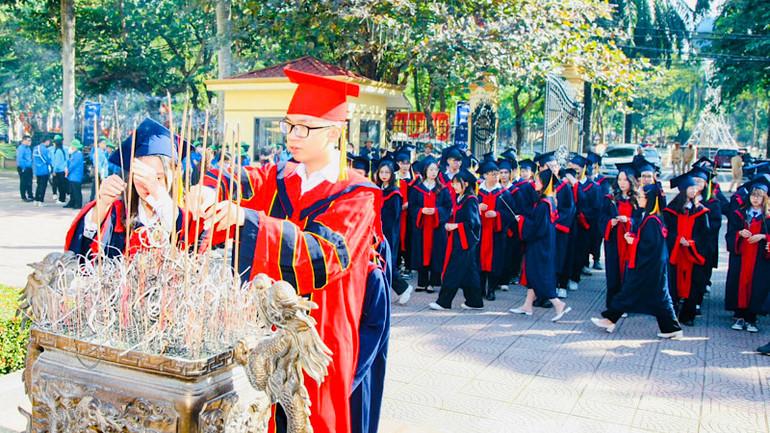 Học sinh, sinh viên có thành tích học tập xuất sắc dâng hương tại Tượng đài Chủ tịch Hồ Chí Minh ở quận Kiến An. Học sinh, sinh viên có thành tích học tập xuất sắc dâng hương tại Tượng đài Chủ tịch Hồ Chí Minh ở quận Kiến An.