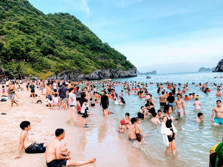 Biển Cát Bà luôn thu hút đông du khách trong các ngày nghỉ.