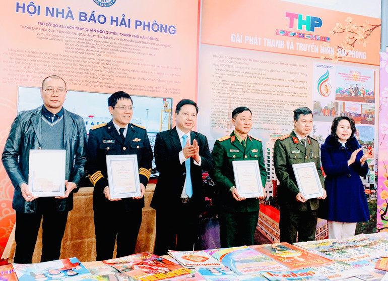 Lãnh đạo Ban Tuyên giáo Thành ủy và Ban Dân vận Thành ủy Hải Phòng trao Giải bìa báo Tết đẹp tặng các cơ quan báo chí.