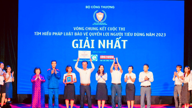 Ban tổ chức trao giải nhất cuộc thi tặng Công ty xăng dầu khu vực I.