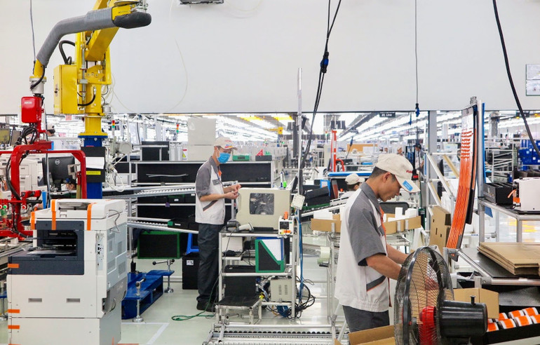 Các doanh nghiệp cần áp dụng các giải pháp quản trị năng lượng hiệu quả, điều chỉnh và hạn chế tối đa việc huy động các thiết bị có công suất tiêu thụ điện lớn vào giờ cao điểm để bảo đảm an toàn lưới điện.