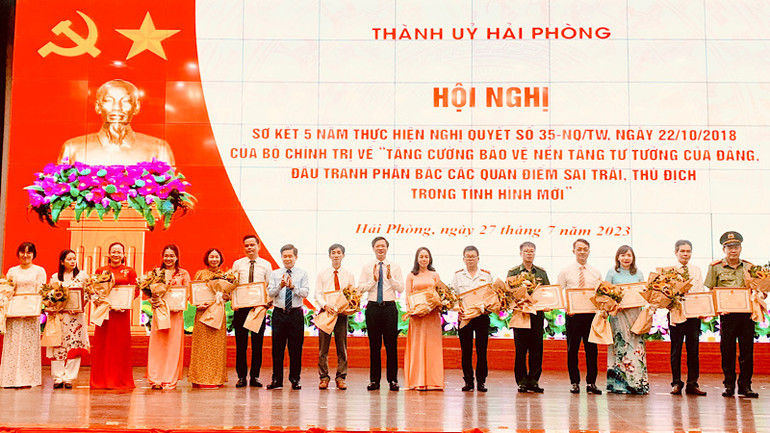 Lãnh đạo thành phố Hải Phòng trao Bằng khen tặng các cá nhân có thành tích xuất sắc.