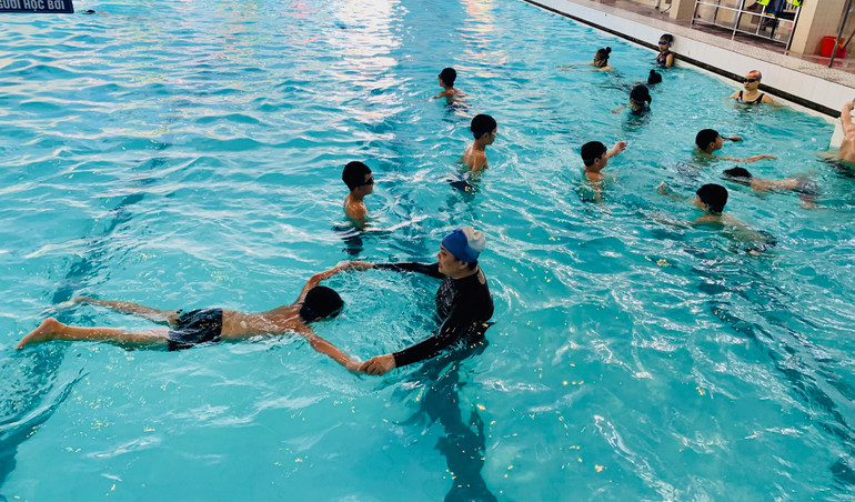 Trang bị kiến thức, kỹ năng bơi cho trẻ em là biện pháp hàng đầu bảo đảm an toàn cho trẻ trong môi trường nước.