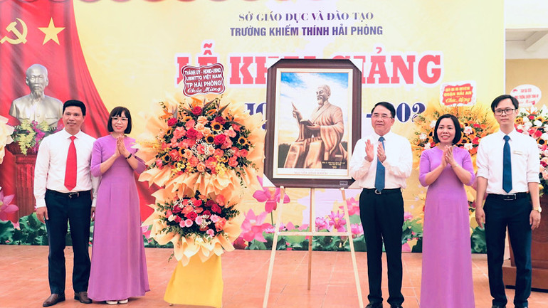 Lãnh đạo thành phố Hải Phòng chung vui cùng thầy và trò Trường khiếm thính Hải Phòng trong ngày khai giảng.