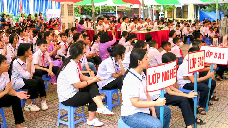 Học sinh Trường khiếm thính trong ngày khai giảng.