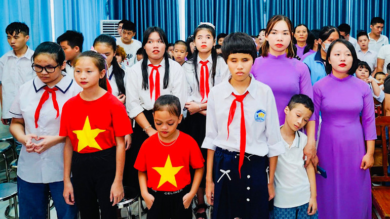 Cô và trò Trường nuôi dạy trẻ khiếm thị trong ngày khai giảng.