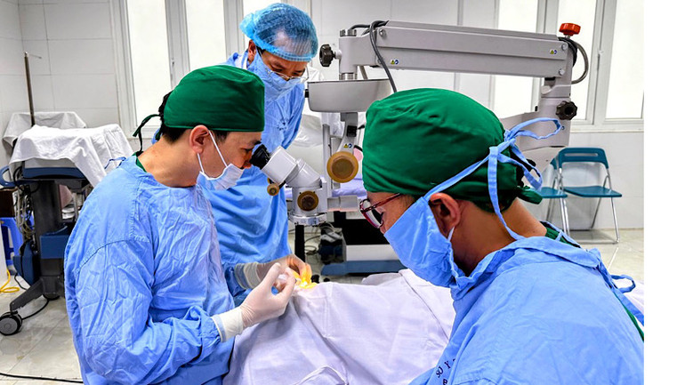 Các bác sĩ hoàn tất ca phẫu thuật sau 1 giờ đồng hồ.