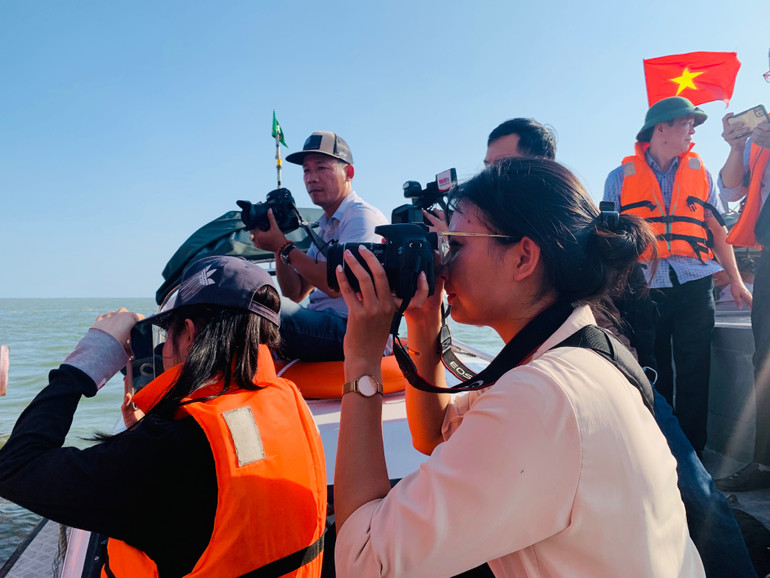 Phóng viên các cơ quan báo chí Trung ương và thành phố luôn bám sát cơ sở, phản ánh kịp thời các sự kiện, góp phần vào sự phát triển của thành phố Cảng.