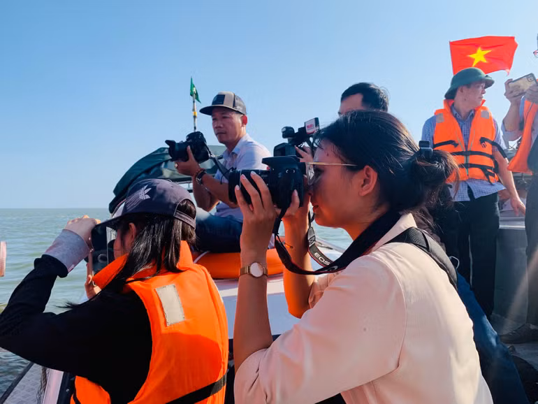Phóng viên các cơ quan báo chí Trung ương và thành phố luôn bám sát cơ sở, phản ánh kịp thời các sự kiện, góp phần vào sự phát triển của thành phố Cảng.