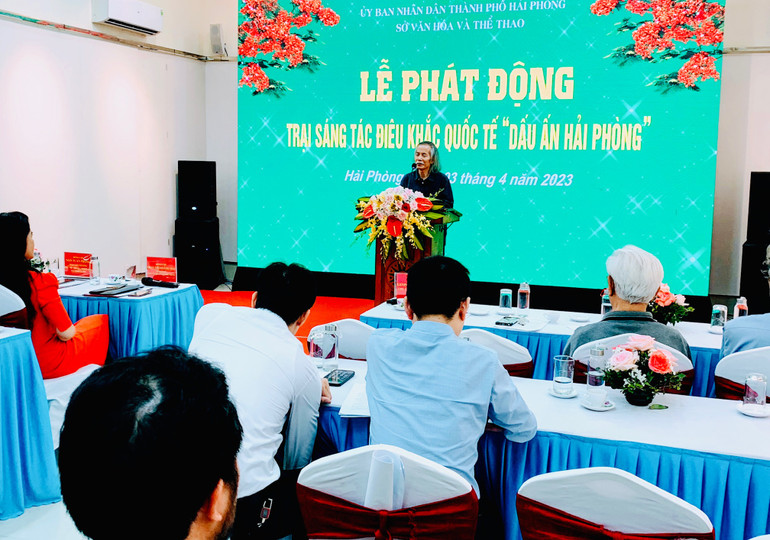 Chủ tịch Hội Mỹ thuật Việt Nam Lương Xuân Đoàn phát biểu hưởng ứng trại sáng tác điêu khắc "Dấu ấn Hải Phòng".