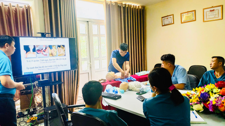 Các y bác sĩ Bệnh viện Nhi Trung ương tập huấn chuyên môn cho đội ngũ cán bộ y tế huyện đảo Bạch Long Vĩ.