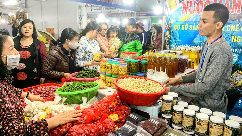 Đông đảo người dân đi mua sắm tại hội chợ.