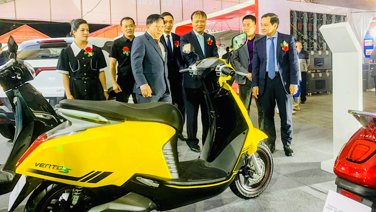 Các đại biểu tham quan các gian hàng tại hội chợ.