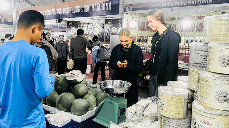 Nhiều du khách nước ngoài cũng thích thú tham gia mua sắm tại hội chợ.