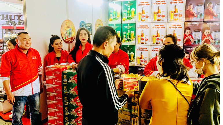 Các doanh nghiệp giới thiệu và kết nối tiêu thụ sản phẩm tại hội chợ.