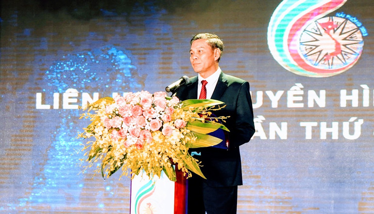Chủ tịch Ủy ban nhân dân thành phố Hải Phòng Nguyễn Văn Tùng phát biểu chào mừng tại Liên hoan.
