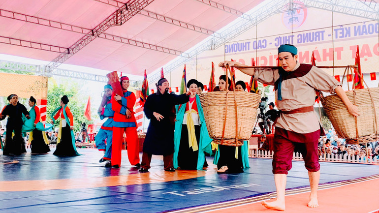 Hoạt cảnh chèo “Keo vật thiên mệnh” ca ngợi công lao của Hoàng đế Mạc Đăng Dung. Hoạt cảnh chèo “Keo vật thiên mệnh” ca ngợi công lao của Hoàng đế Mạc Đăng Dung.