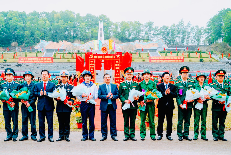 Chủ tịch Ủy ban nhân dân thành phố Hải Phòng Nguyễn Văn Tùng đã tặng hoa và chúc mừng 520 thanh niên huyện Thủy Nguyên lên đường thực hiện nghĩa vụ.