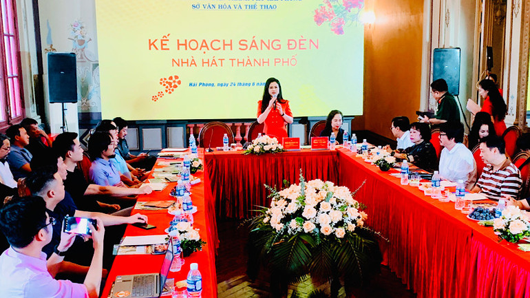 Giám đốc Sở Văn hóa và Thể thao Hải Phòng Trần Thị Hoàng Mai giới thiệu kế hoạch "Sáng đèn Nhà hát thành phố".